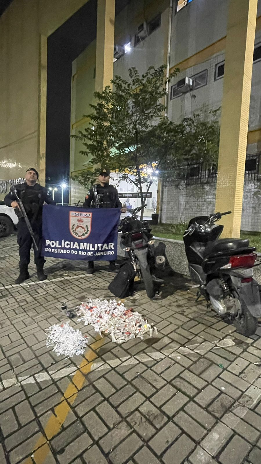 Militares do 15º BPM apreenderam granada, motocicletas e drogas em Duque de Caxias, com informações do Disque Denúncia.
